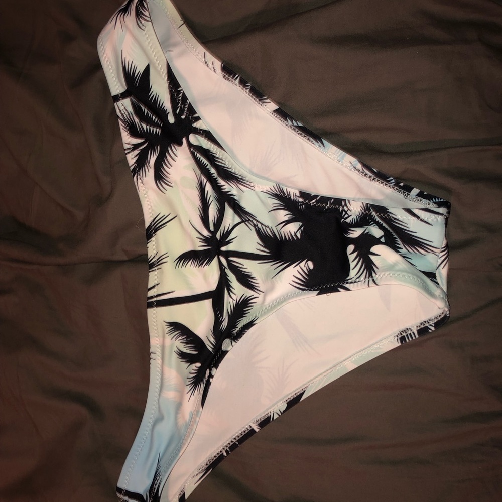 Cheeky swimsuit bottoms